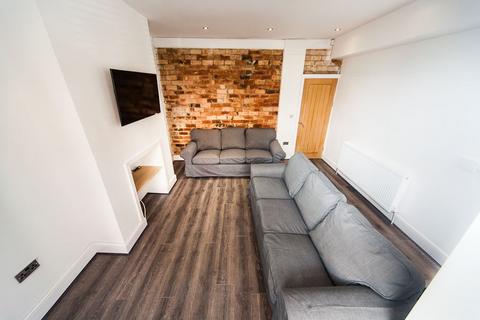 6 bedroom terraced house to rent, Burchett Place, Woodhouse, Leeds, LS6 2LN