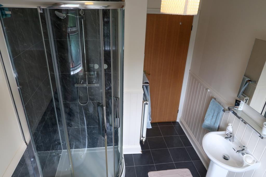 Family bathroom 2