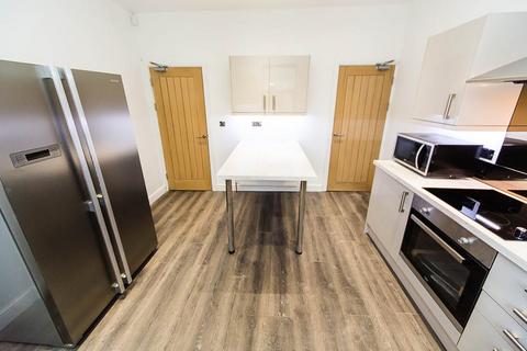 6 bedroom terraced house to rent, Lucas Street, Woodhouse, Leeds, LS6 2JD