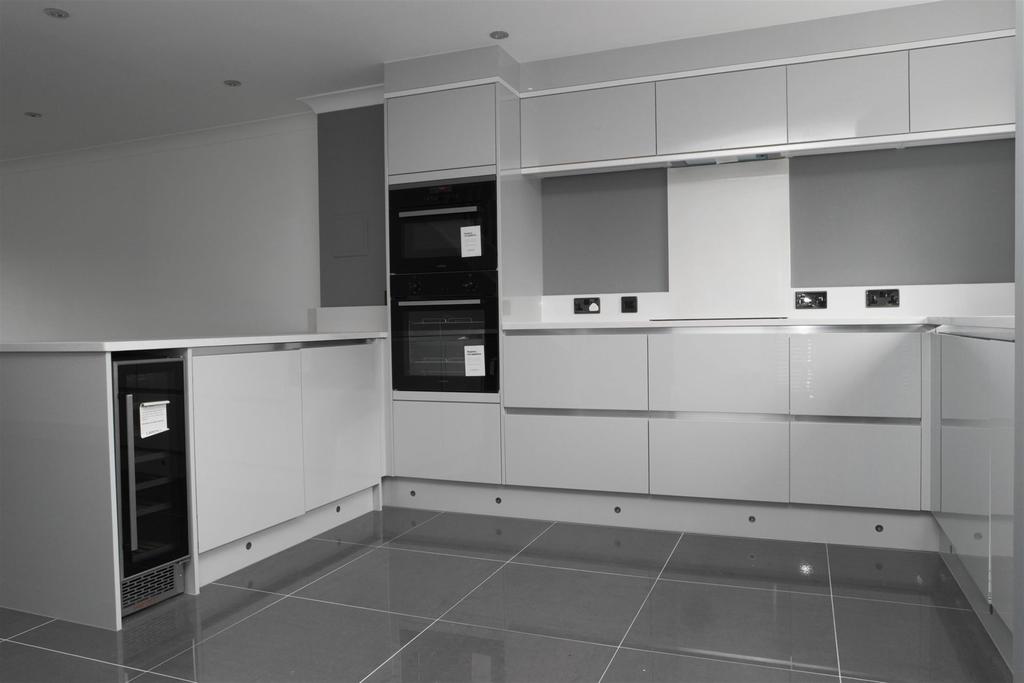 Stanley Close, New Eltham, London, SE9 2BA 3 bed end of terrace house