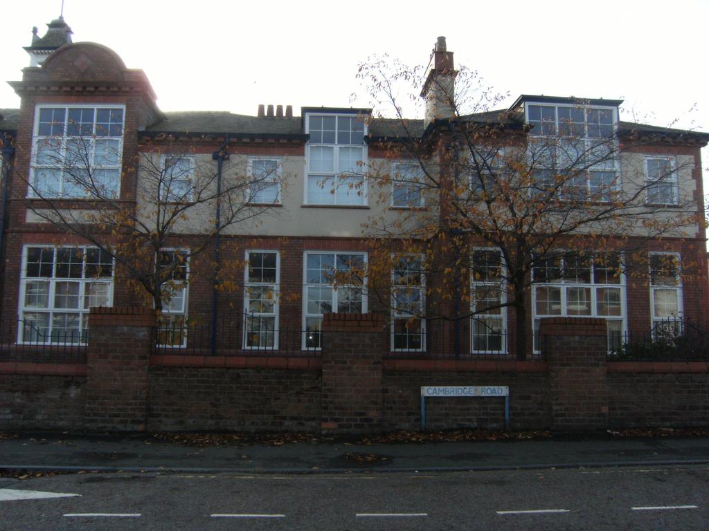 Cambridge Court, Cambridge Road, Ellesmere Port. CH65 4AQ 2 bed flat