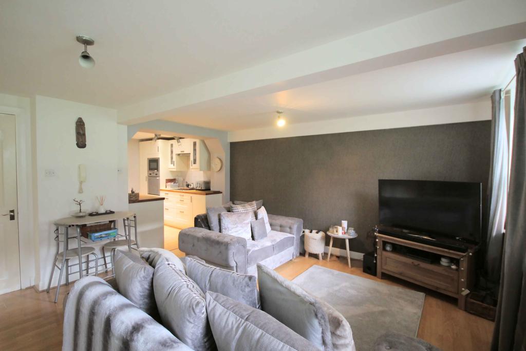 8 Burdett Court, Milnsbridge... 1 bed apartment £70,000