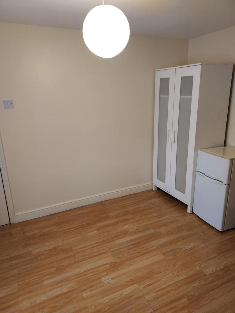 En suite with kitchenette to rent.