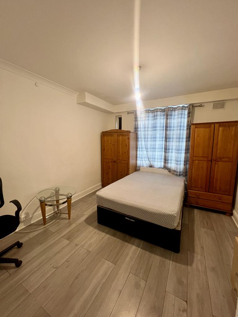 A Spacious Self-Contained Studio Flat to Rent in