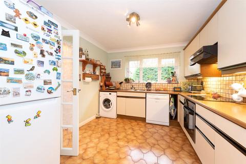 21 Cedar Close, Bagshot, GU19 5AB