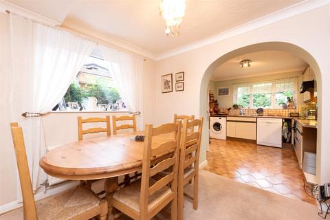 21 Cedar Close, Bagshot, GU19 5AB