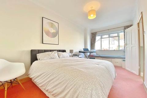 25 Pembridge Avenue, Twickenham, TW2 6AE