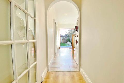 25 Pembridge Avenue, Twickenham, TW2 6AE
