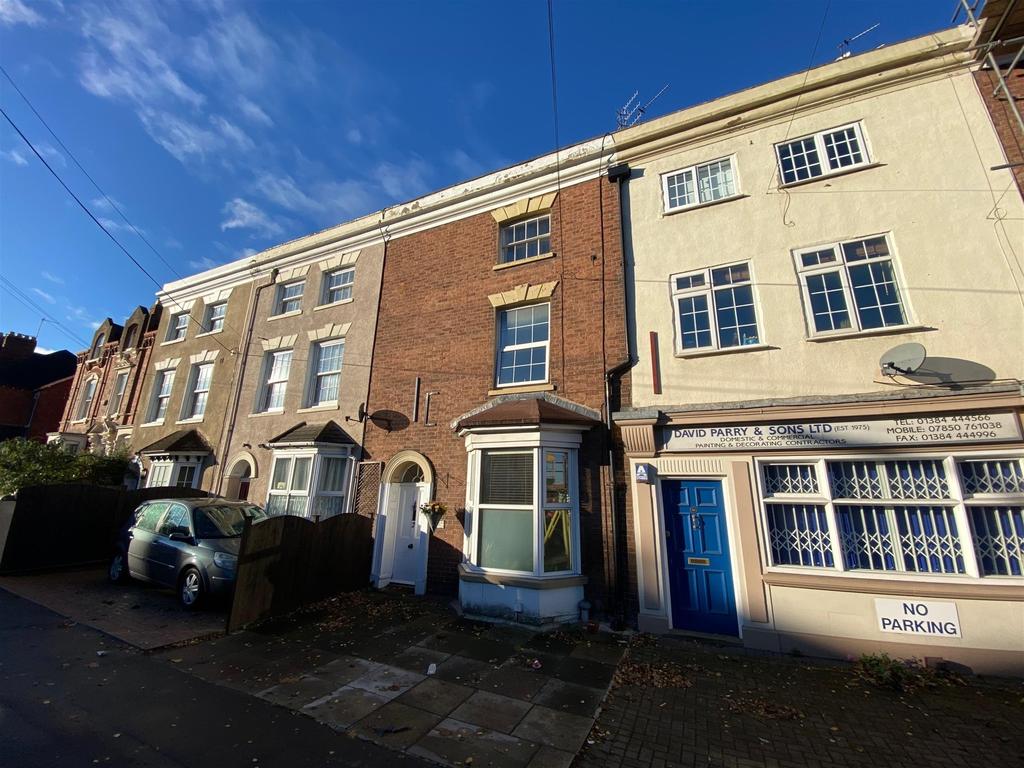Worcester Street, Stourbridge, DY8 1AS 1 bed flat £105,000