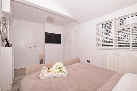 3 Finch Grove, Hythe, CT21 6QY