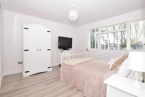 3 Finch Grove, Hythe, CT21 6QY