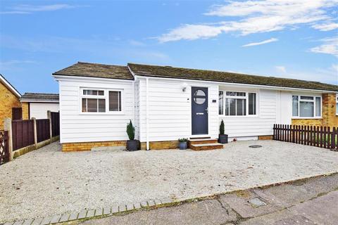 3 Finch Grove, Hythe, CT21 6QY