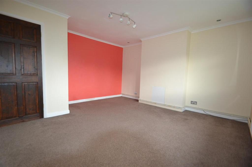 Vicarage Court, Hatton Road, Bedfont 2 bed £1,200 pcm (£