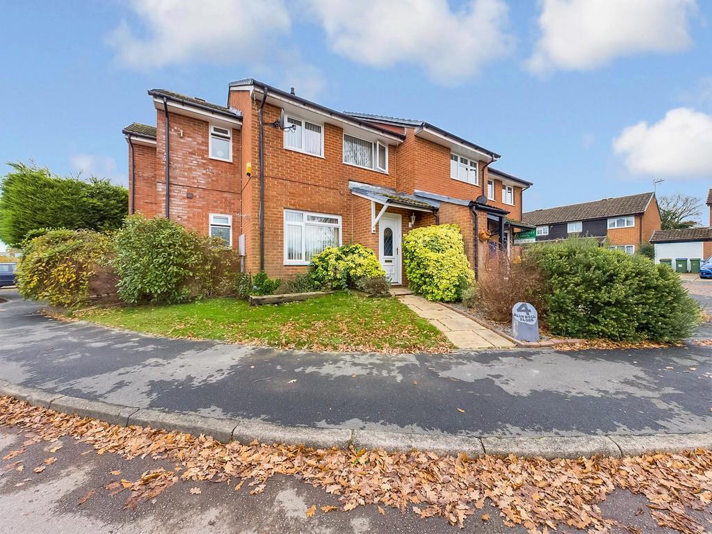 Bluebell Close, Horsham 4 bed end of terrace house £400,000