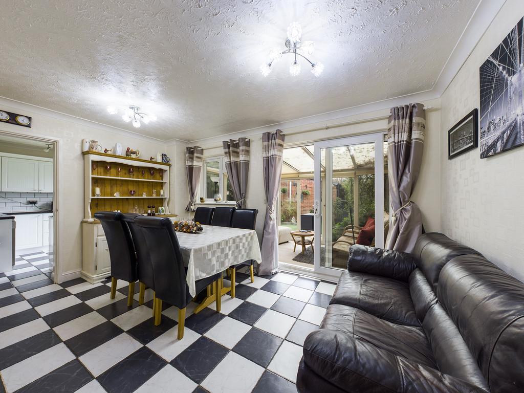 Bluebell Close, Horsham 4 bed end of terrace house £400,000