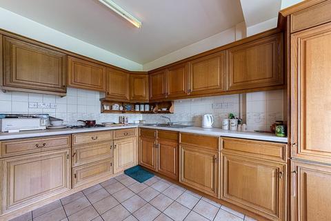 6 Manor Gardens, South Croydon, CR2 7BU
