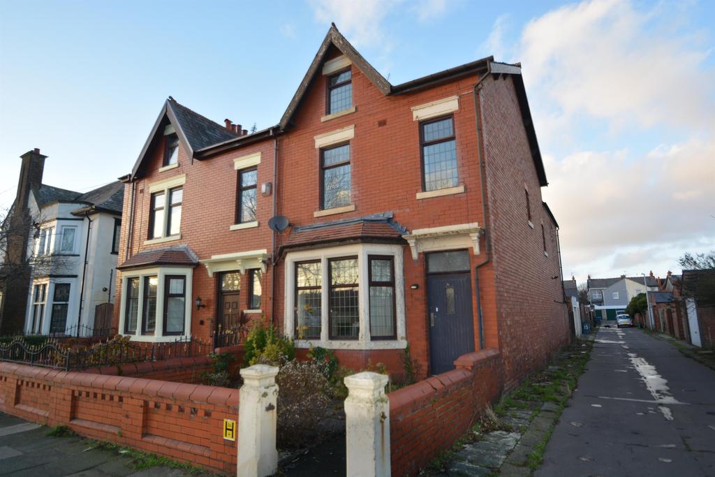 Arnold Avenue, Blackpool, FY4 3EP 5 bed semidetached house £180,000