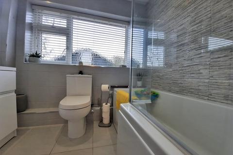 18 Beacon Mount, Park Gate, Southampton, SO31 7GN