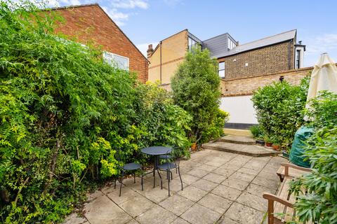 104b Upper Walthamstow Road, London, E17 3QQ