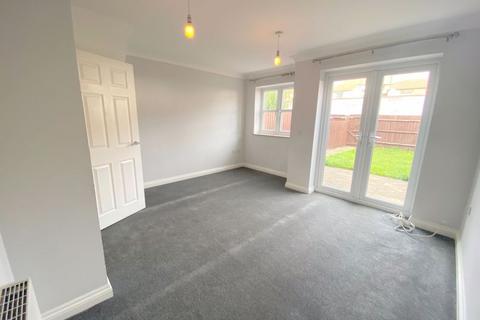 4 bedroom townhouse to rent, Winifred Street, Hucknall, Nottingham, NG15 7RX