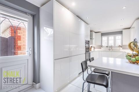 26 Tylers Crescent, Hornchurch, RM12 6SY
