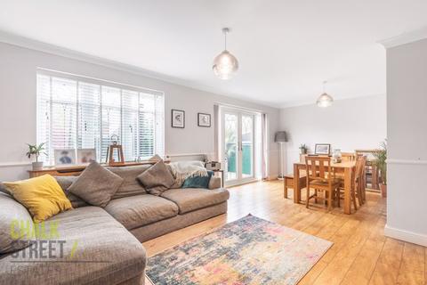 26 Tylers Crescent, Hornchurch, RM12 6SY