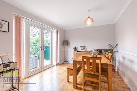 26 Tylers Crescent, Hornchurch, RM12 6SY