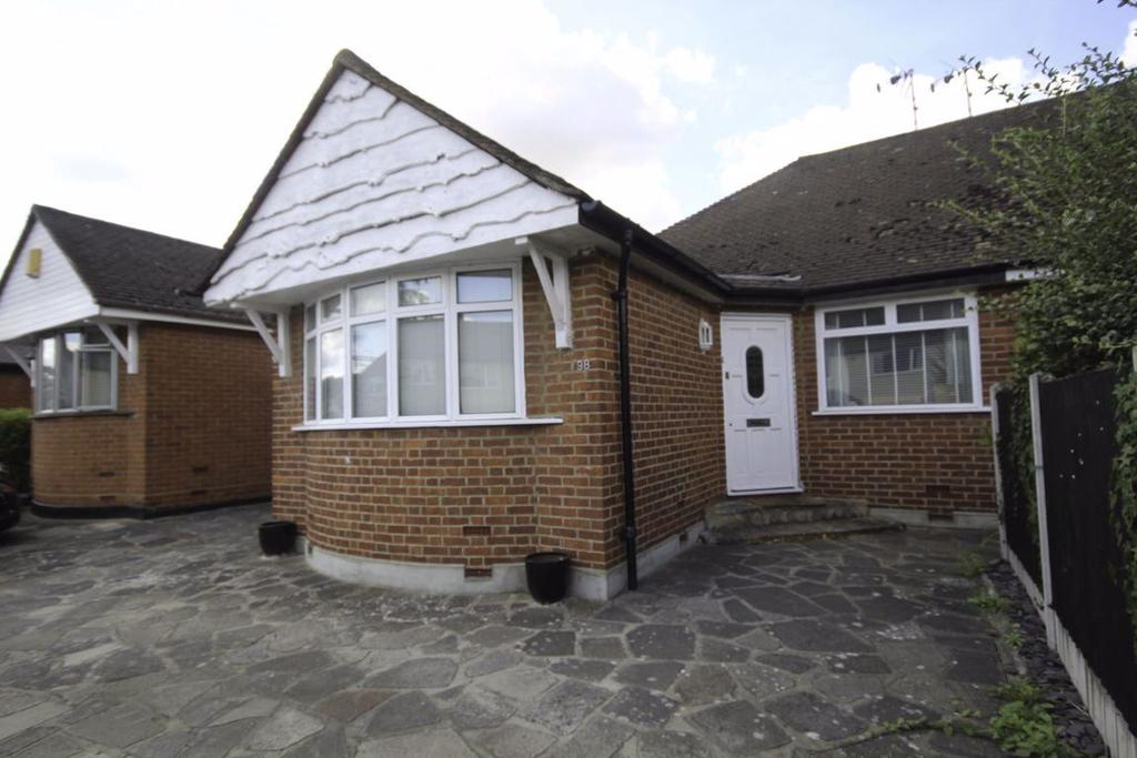 Hunter Avenue, Shenfield 3 bed semidetached house £1,475 pcm (£340 pw)