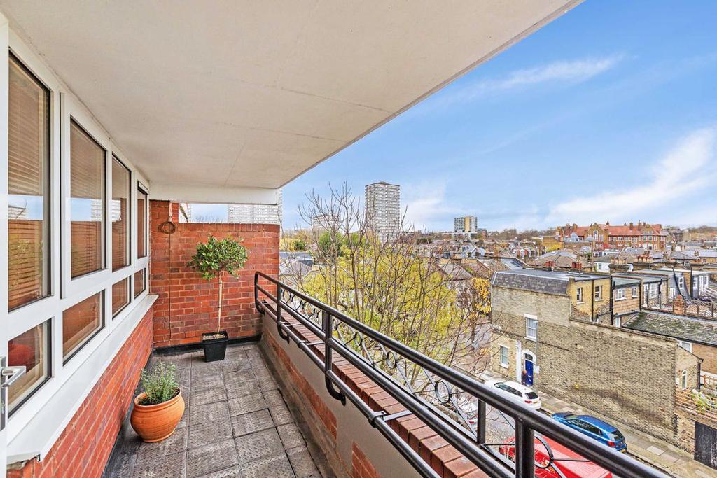 Goulden House, Battersea, London, SW11 3 bed flat - £535,000