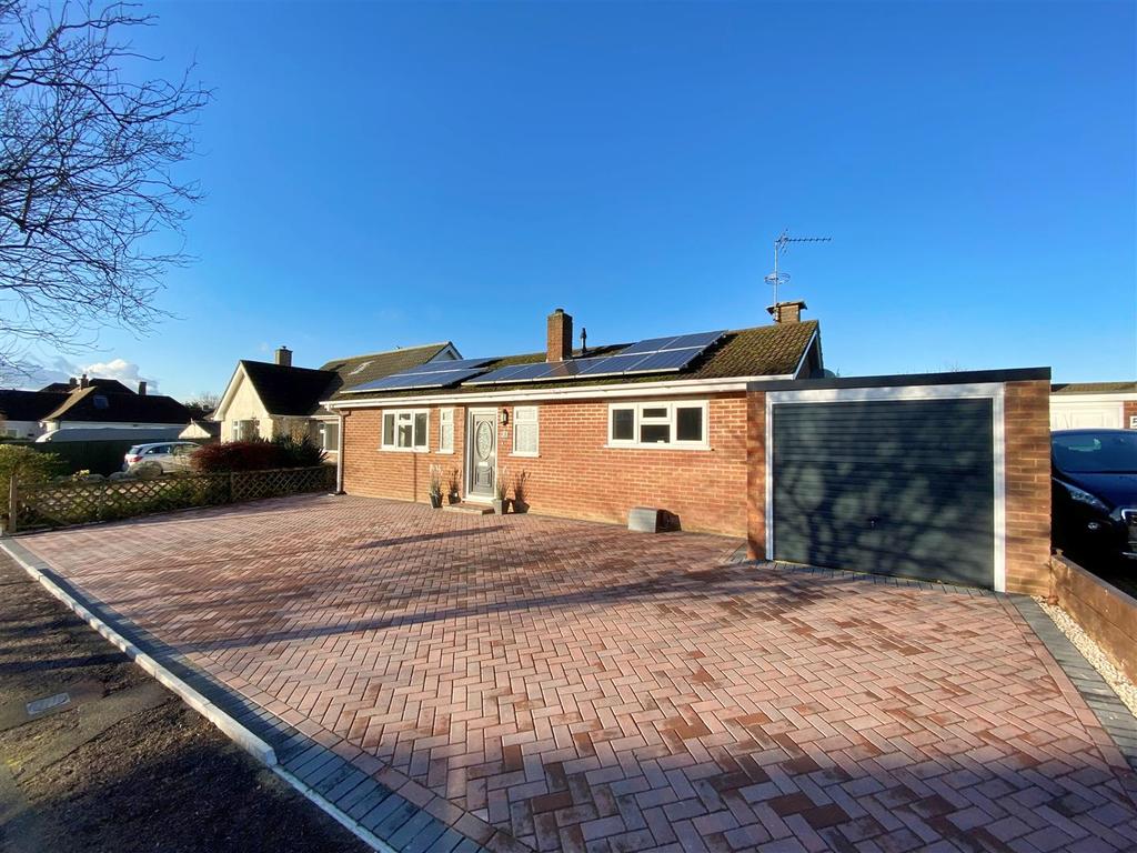 Craigmore Avenue, Bletchley, Milton... 3 bed bungalow £425,000