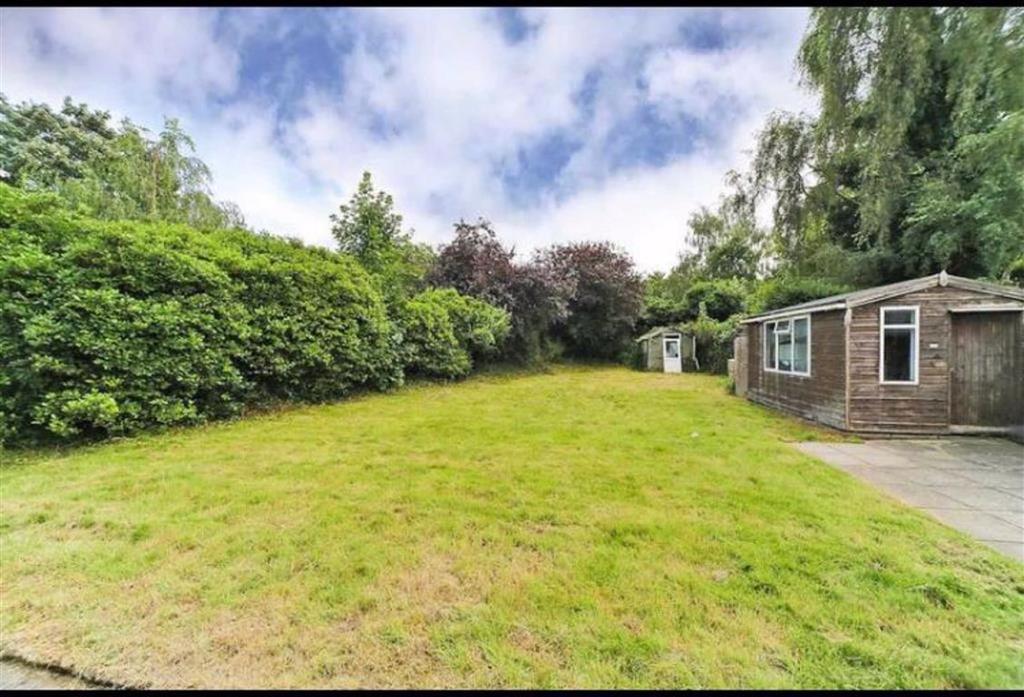 Orchard Drive, Uxbridge, Middlesex 7 bed detached house £3,200 pcm (£