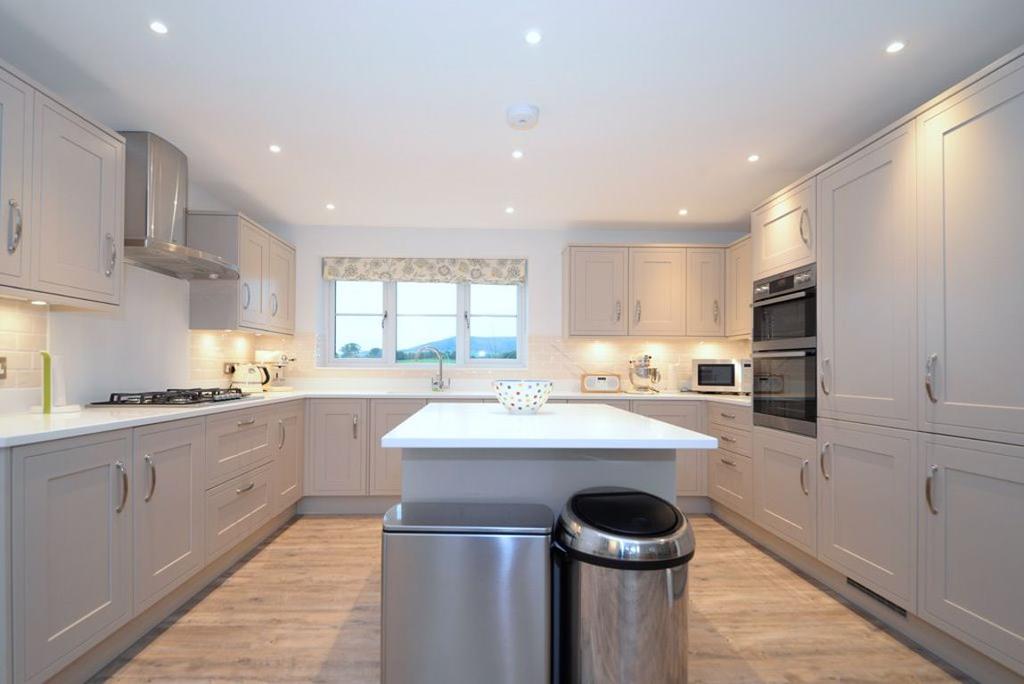 Asquith Drive, Skipton 4 bed detached house £1,600 pcm (£369 pw)