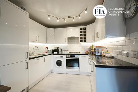 Flat 6, Denton Court, 1a Avenue Road, Isleworth, TW7 4RS
