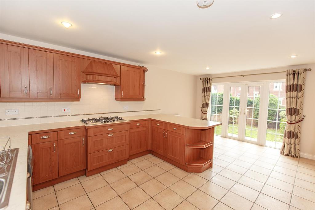 Southfield Drive, Crediton 4 bed detached house £1,350 pcm (£312 pw)