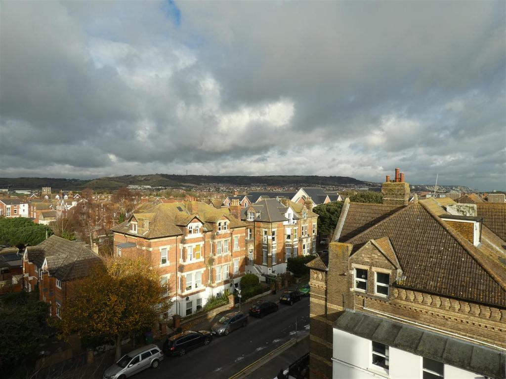 Castle Hill Avenue, Folkestone 2 bed apartment £575 pcm (£133 pw)