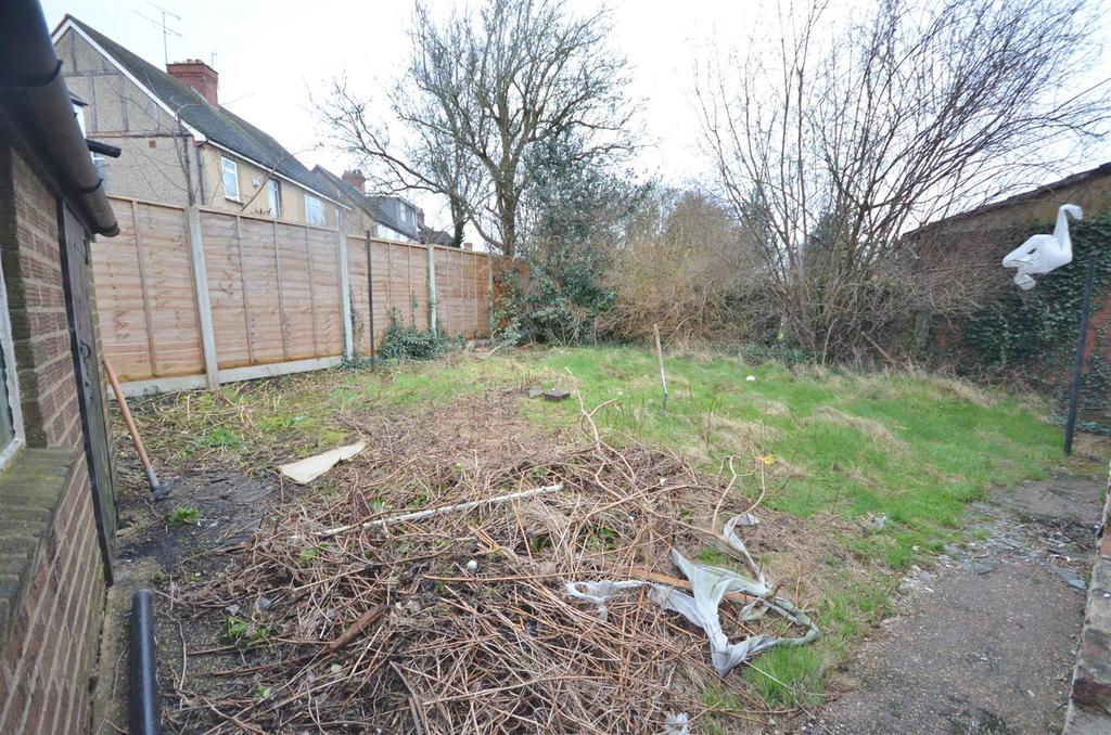 Carlton Crescent, Luton 3 bed detached house £280,000