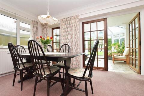 70 Kingsley Grove, Reigate, RH2 8DX