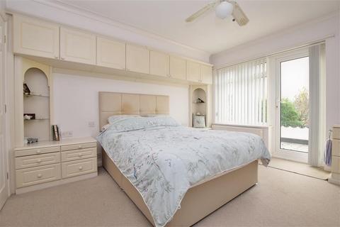 70 Kingsley Grove, Reigate, RH2 8DX