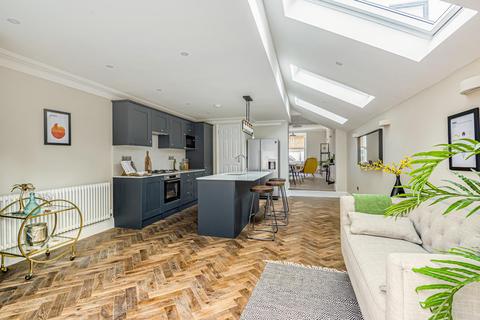17 Yalding Road, London, SE16 3SS