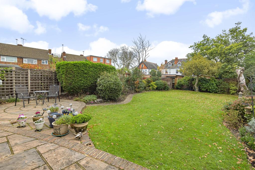 Crutchfield Lane, WaltonOnThames, KT12 5 bed detached house £920,000