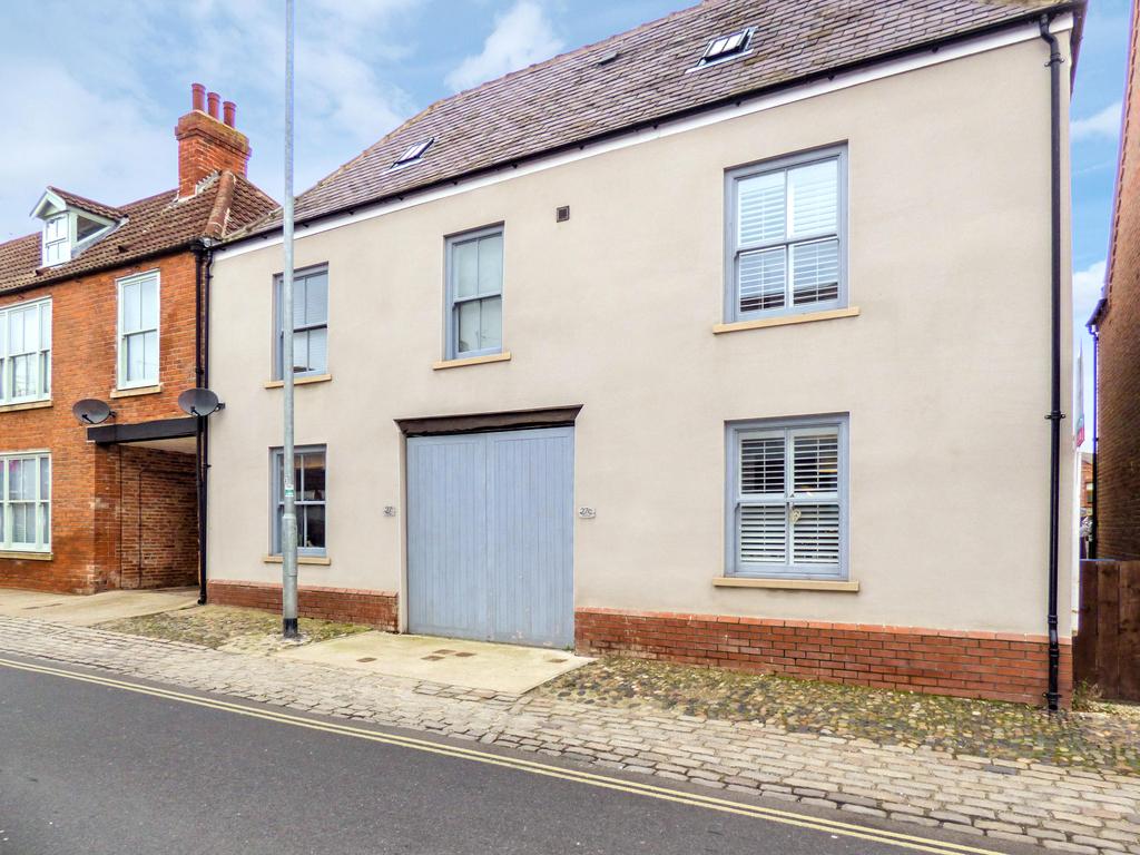 Beckside, Beverley, East Yorkshire, HU17 0PB 3 bed townhouse £215,000