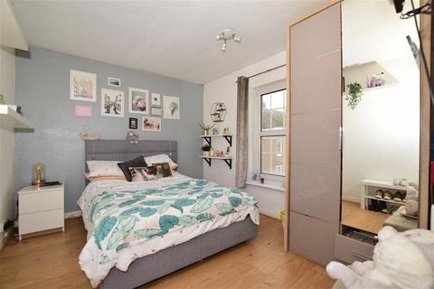 7 Berkeley Close, Folkestone, CT19 5NA