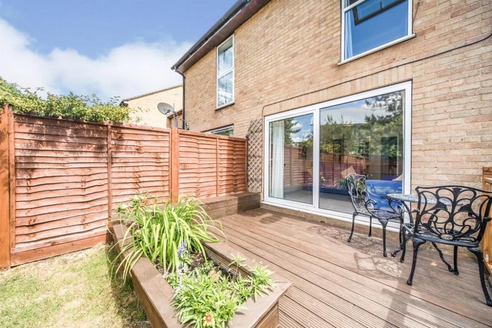 Fleetham Gardens, Lower Earley... 2 bed terraced house £1,450 pcm (£335 pw)