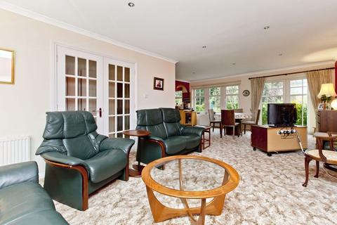 8 Braehead Park, Edinburgh, EH4 6AX