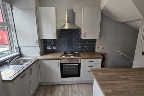 4 bedroom terraced house to rent, Thornville Road, Hyde Park, Leeds, LS6 1JY