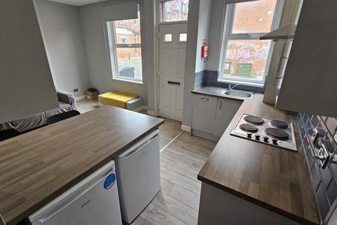 4 bedroom terraced house to rent, Thornville Road, Hyde Park, Leeds, LS6 1JY