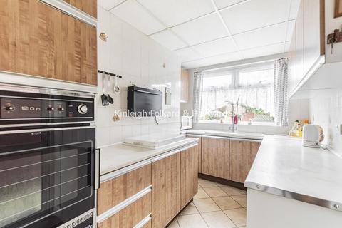139 Thornsbeach Road, London, SE6 1HB