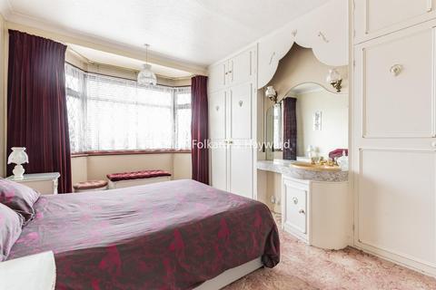 139 Thornsbeach Road, London, SE6 1HB