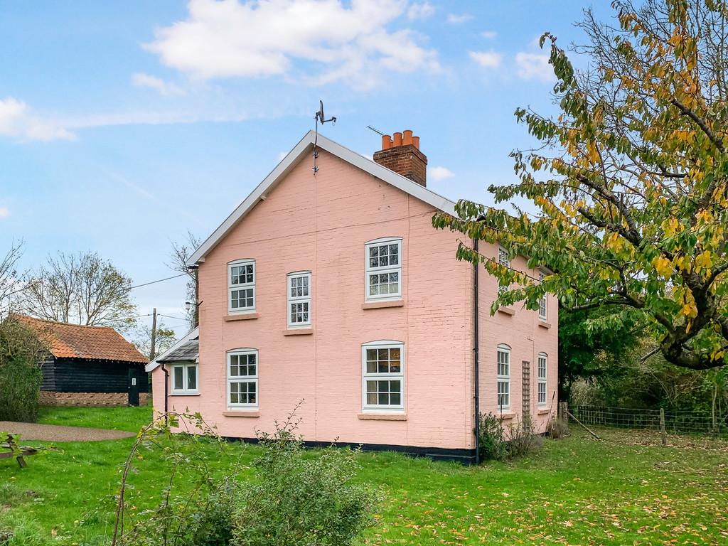 Holbrook, Near Ipswich, Suffolk 3 bed detached house £475,000