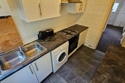 3 bedroom semi-detached house to rent, 6 Newport Mount, Headingley, Leeds, LS6 3DB